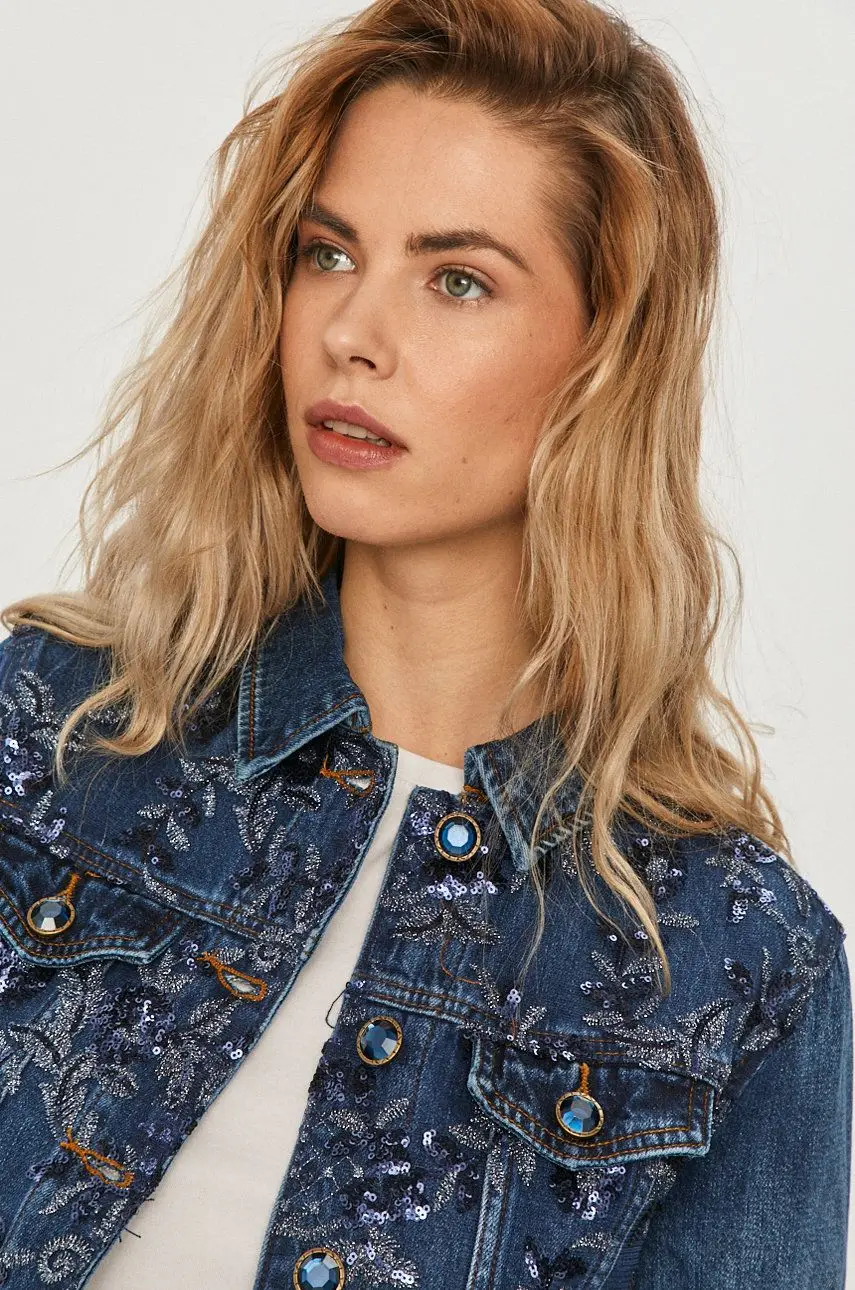 Потертая джинсовая куртка на молнии