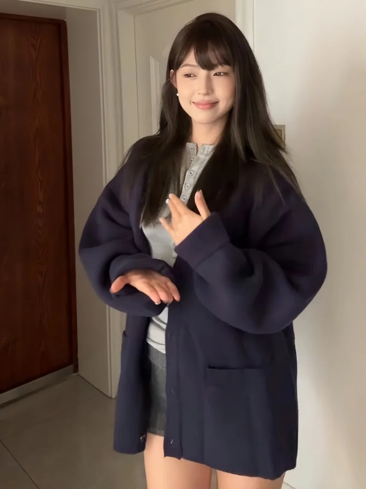 Темно-синий вязаный кардиган с длинными рукавами и v-образным вырезом женский