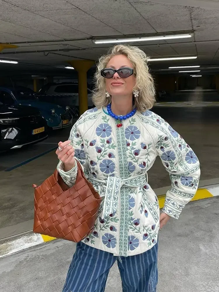 Женская хлопковая куртка с поясом однобортная приталенная на завязках цветочным