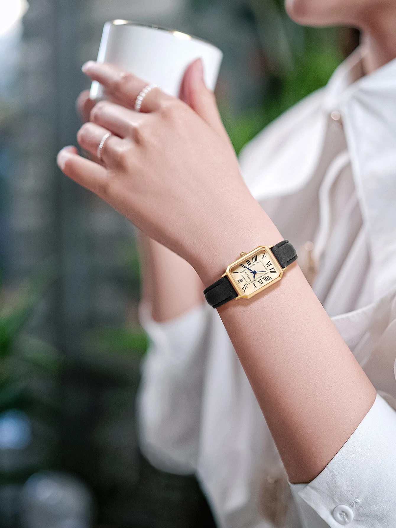 Часы женские прямоугольные кварцевые с римскими цифрами и циферблатом