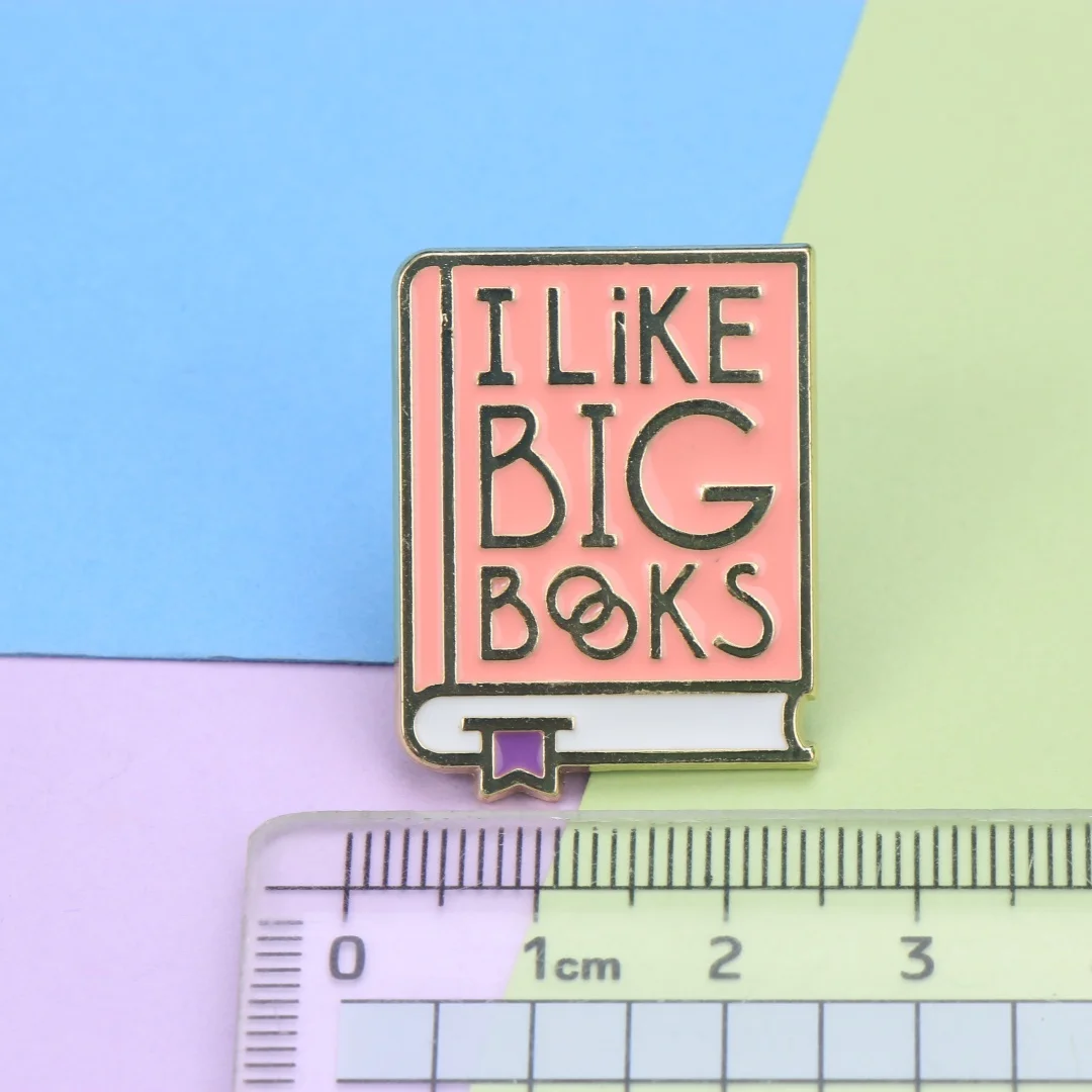 Фото Металлический значок-брошь с эмалевым покрытием и надписью «I Like Big Books», в форме розовой книги с мультяшными буквами, в стиле панк для книголюбов, для курток №4
