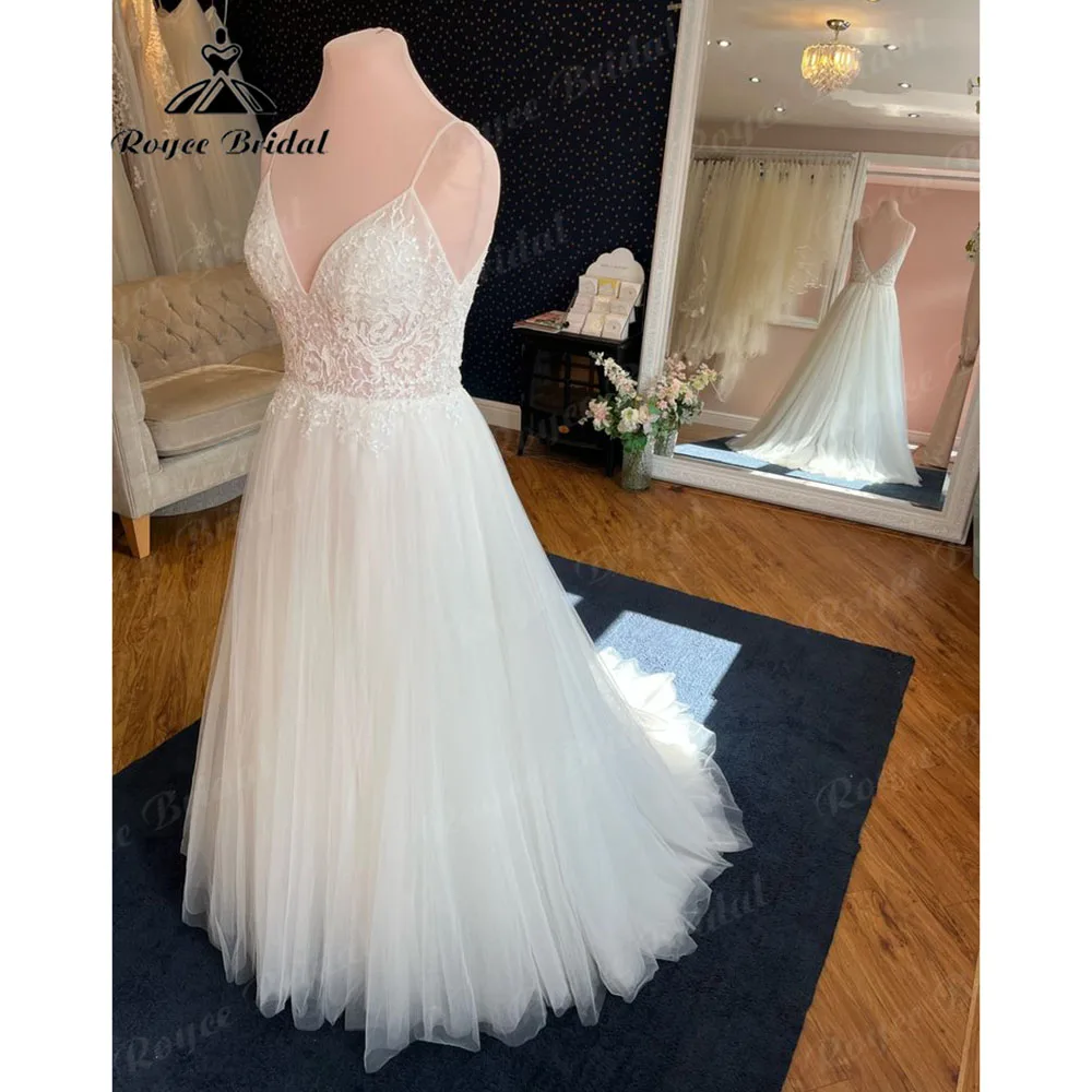 Кружевное свадебное платье в стиле бохо с разрезом по бокам и открытой спиной