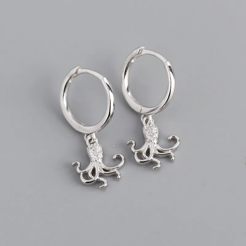 Женские серьги-кольца в виде осьминога с инкрустацией из циркона