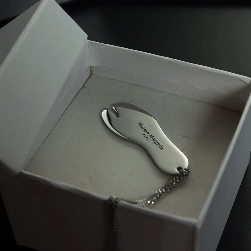 

Stylish Men's and Women's Necklaces 1:1 High quality authentic Mm6 Magira necklaces for men and women casual fashion pendants