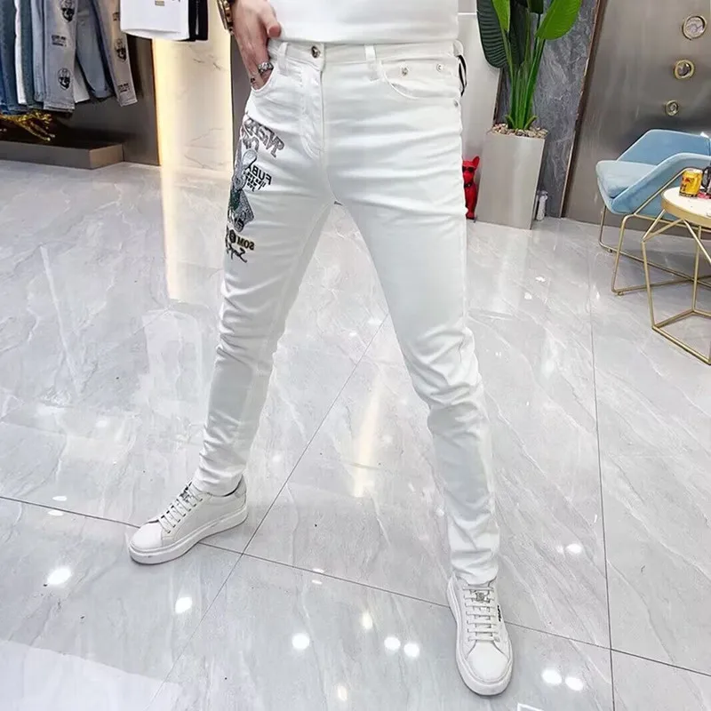 Мужские узкие джинсы с вышивкой хлопковые белого цвета в Корейском стиле