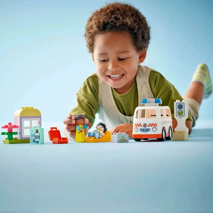 Фото LEGO ®   DUPLO ®   Скорая помощь и водитель (10447) Игрушка для детей дошкольного возраста от 2 лет, 19 шт. №3