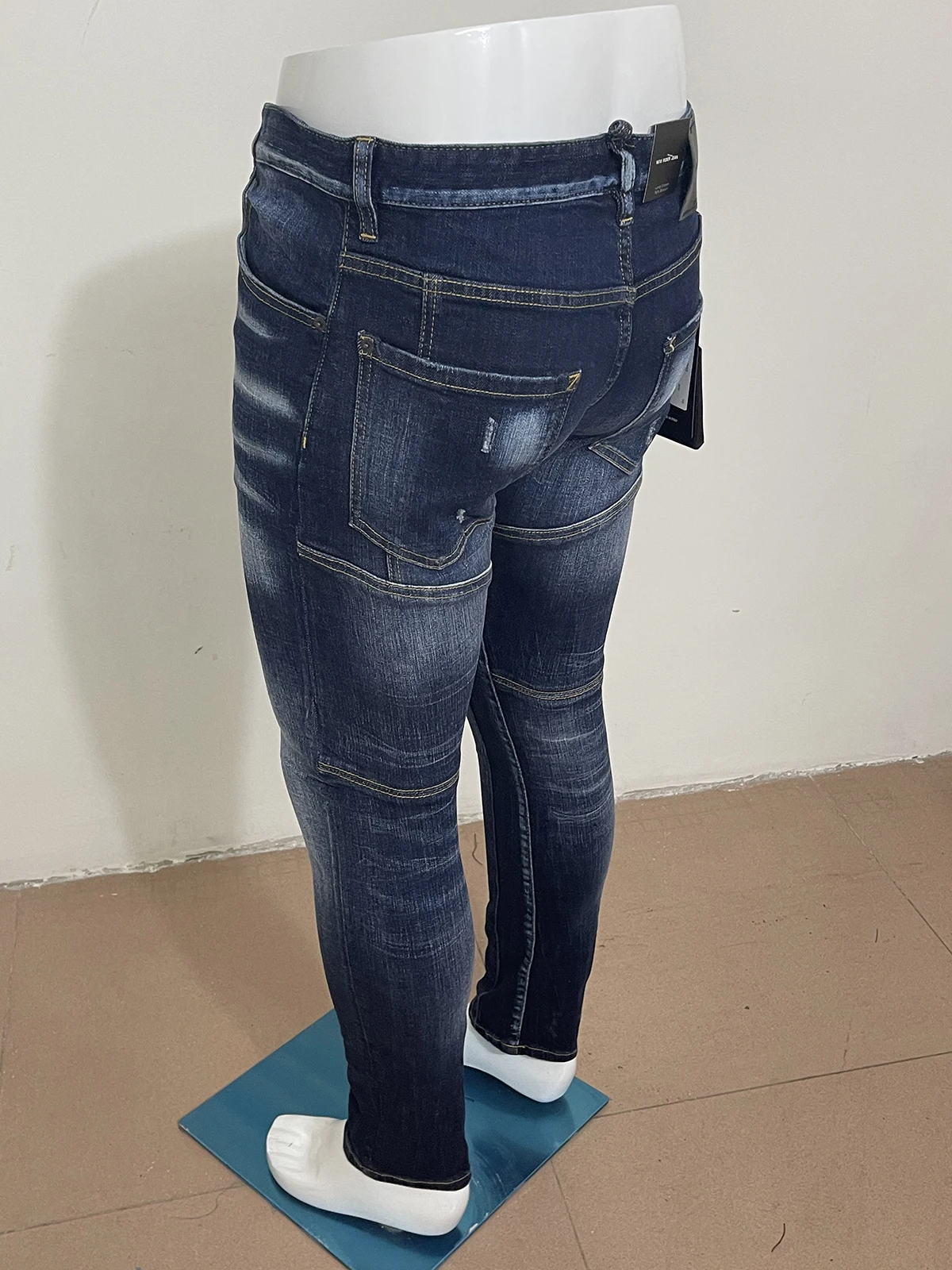 Spring/summer 2023 new style washed and worn micro-bullet slim simple accessories d2 jeans fashion men small feet jeans man
