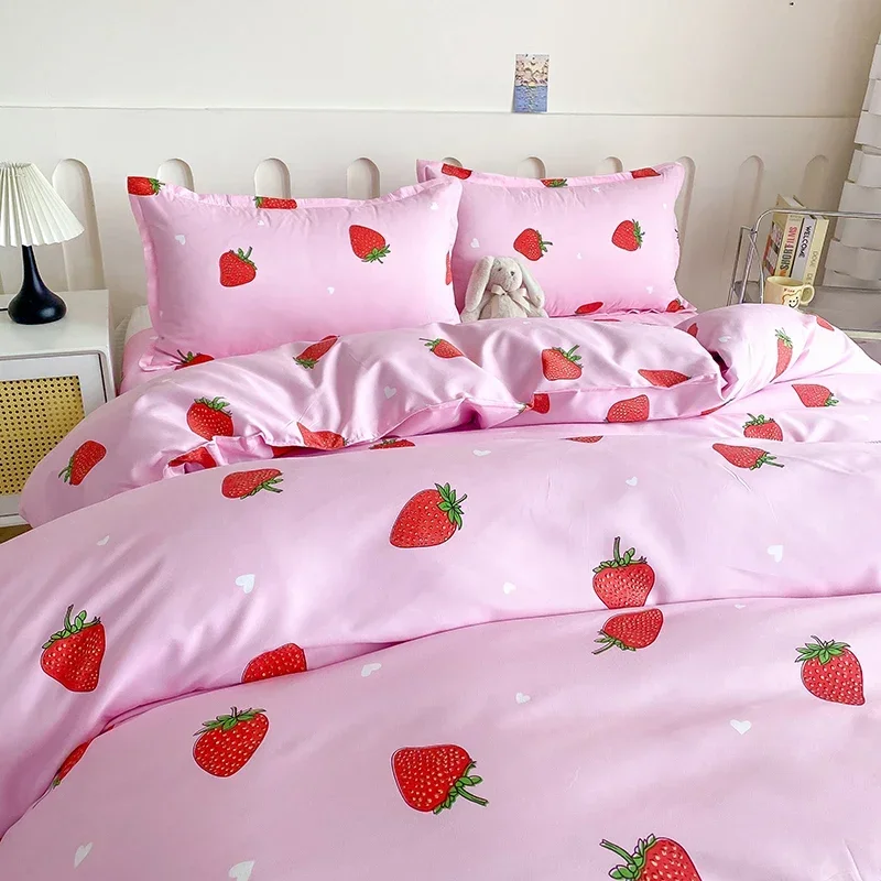 Комплект постельного белья с клубникой розовый пододеяльник Kawaii Strawberry мягкий