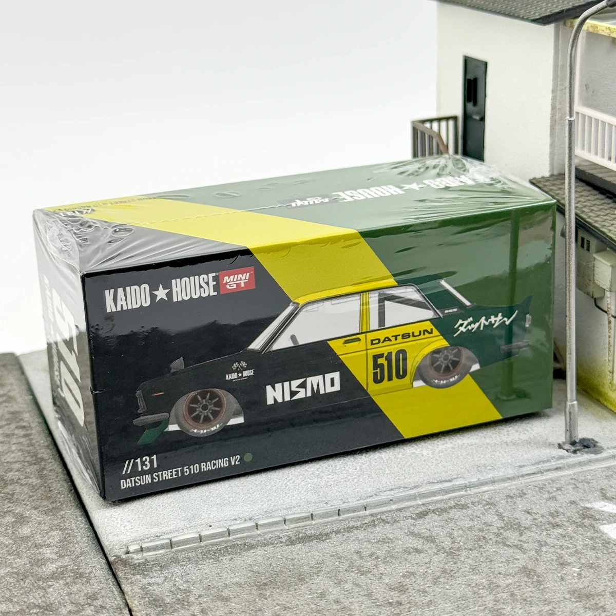 TSM KAIDO HOUSE MINIGT 1/64 KHMG131 Datsun Street 510 Racing V2 Varnish Chase Зеленый Желтый Модель автомобиля из