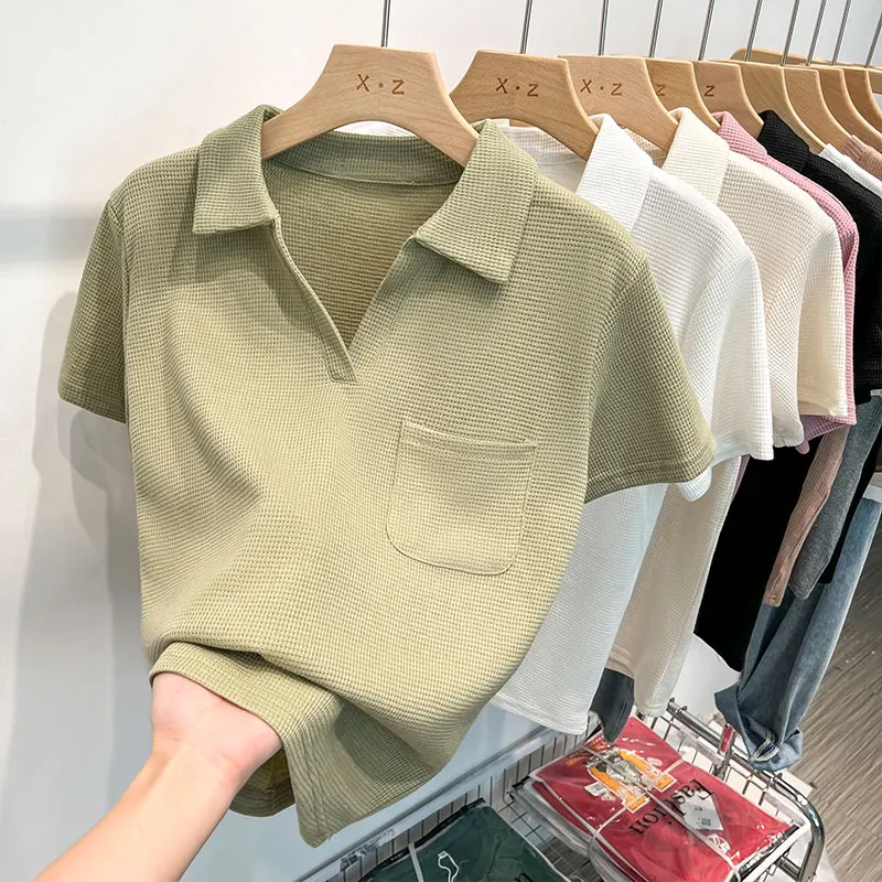 

Женская летняя футболка-поло с одним карманом, новинка 2023, зеленые повседневные рубашки с коротким рукавом, модные корейские белые топы