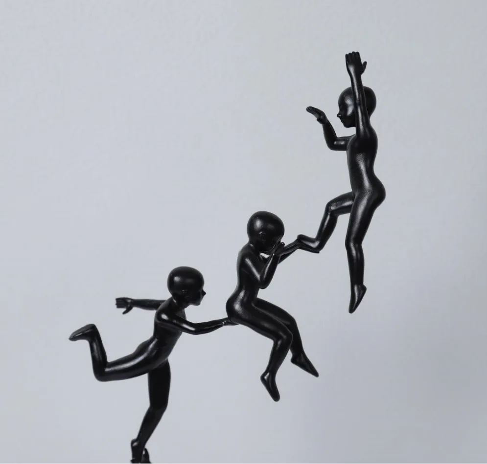 

Современный Креативный Художественный Черный персонаж в сочетании с четырьмя скульптурными орнаментами шест для скалолазания офисная гос...