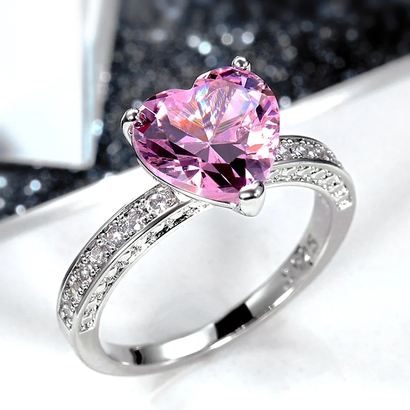 Кольцо с розовым камнем. Кольцо с розовым бриллиантом. Кольцо с розовым камнем в виде сердца. Кольцо с розовым камнем черное.