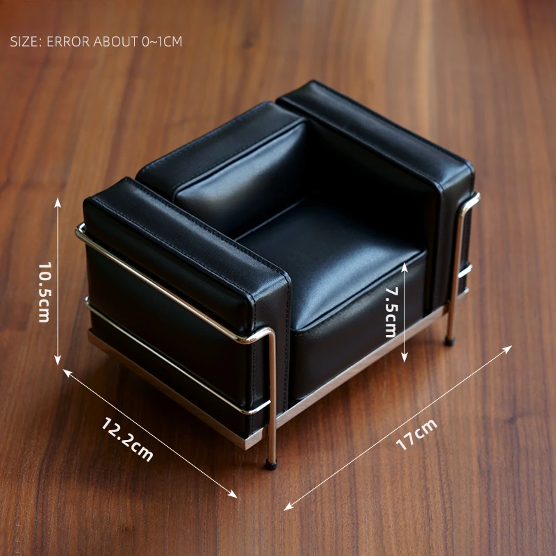 

Миниатюрный стул Corbusier LC3 из кожи