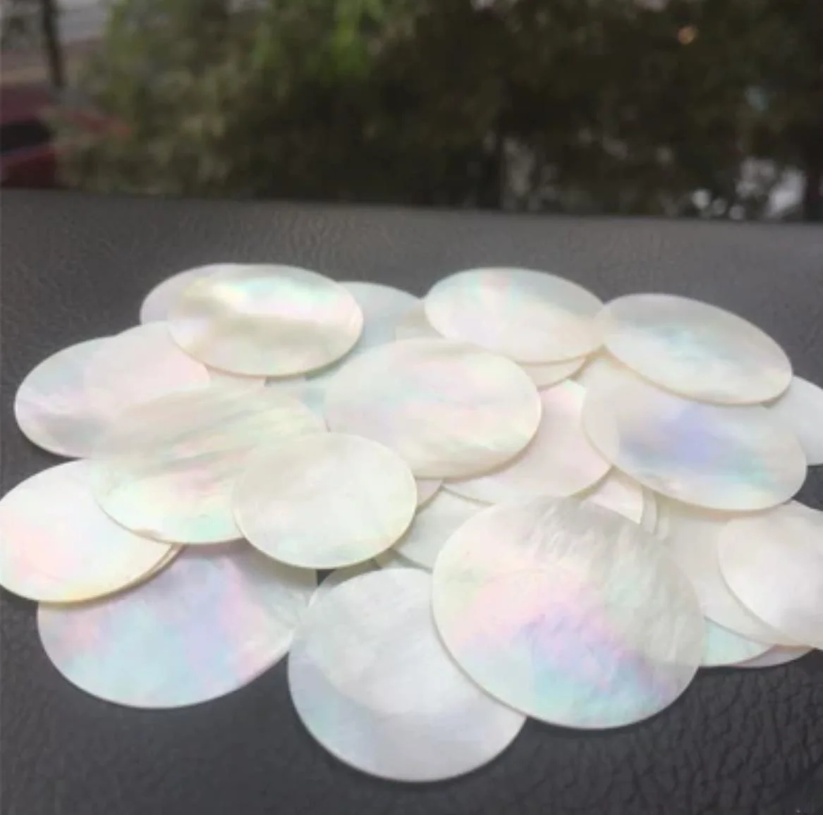 

Diameter: 22/26/30mm White Butterfly Shell Round Slice White Beixuan Colorful Double Flat Dial Creative Carving Inlay Material