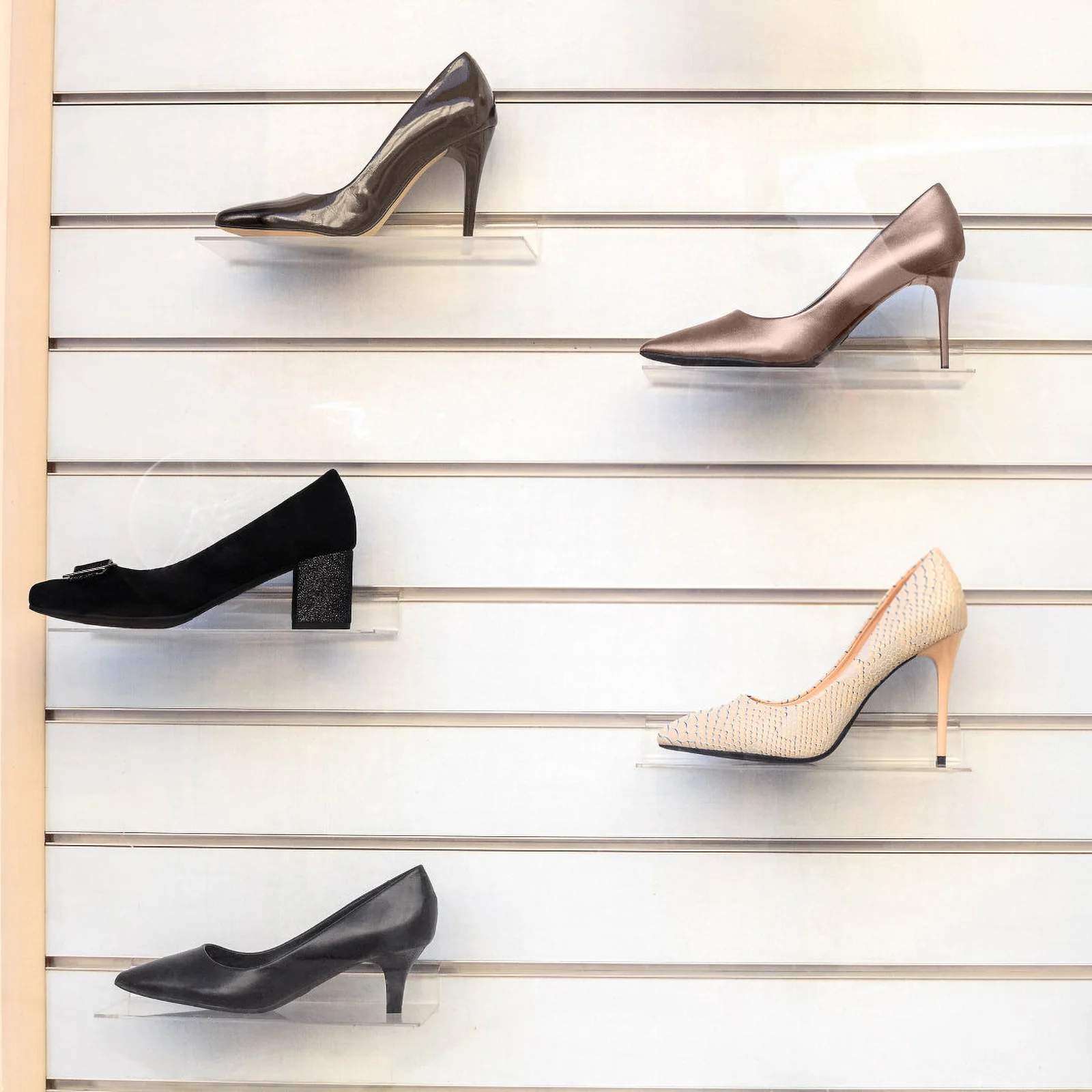 Стеллажи для демонстрации стены обуви раздвижные стеллажи и крепления настенные