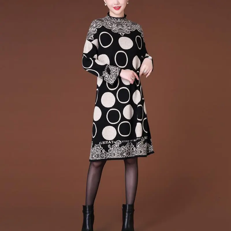 Женское трикотажное платье-миди в горошек