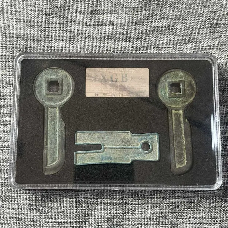 Коллекция антикварных монет искусственные деньги нож плоские пять тысяч ключей