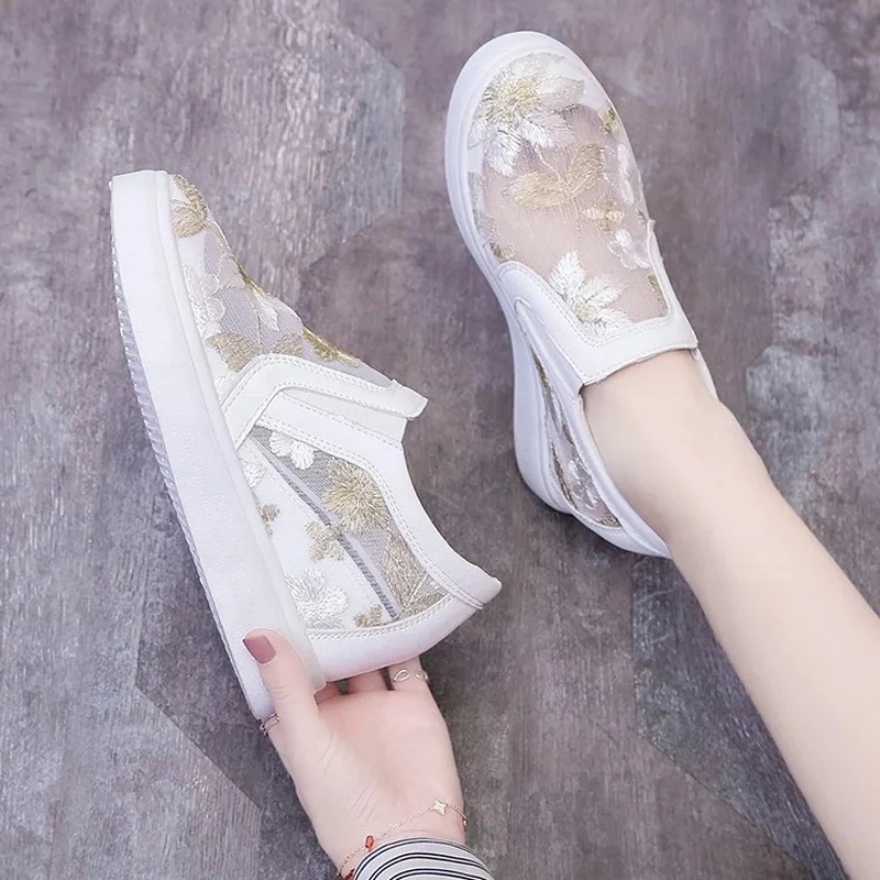 Женские кроссовки на танкетке с вышивкой |