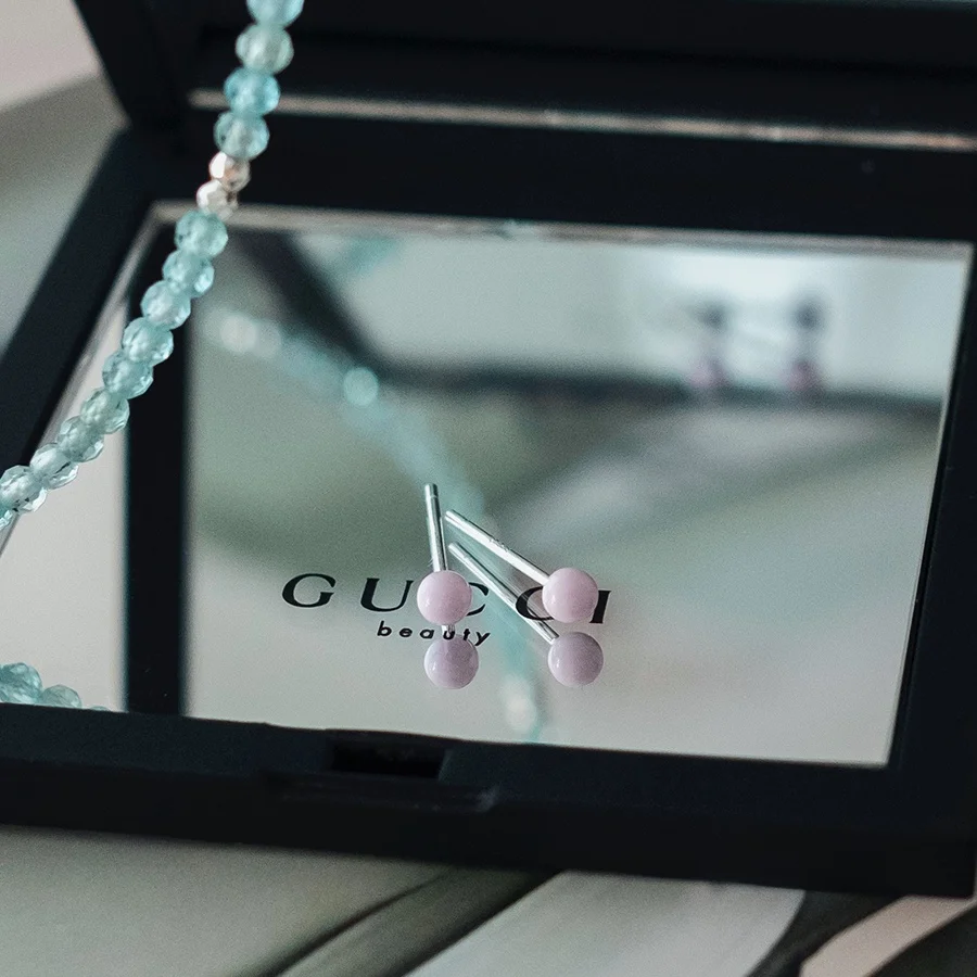 Крошечные мятно-зеленые серебряные серьги-гвоздики S925 с маленькой фасолью.