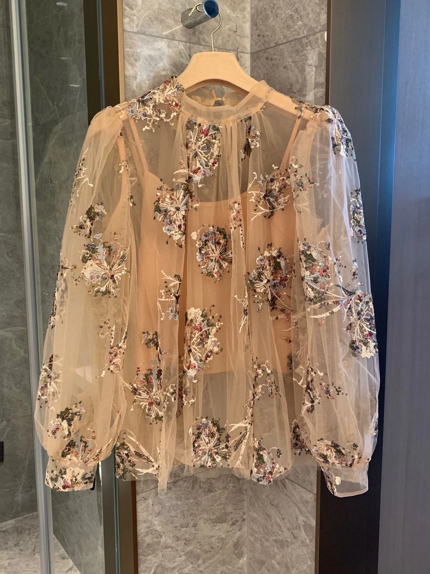 

2023 позиционирование Вышивка Узор Топ свободная версия дизайнерский рукав фонарик дизайн