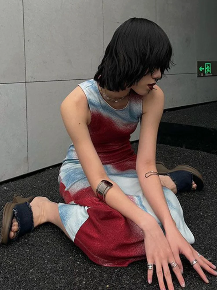 Женское приталенное платье контрастных цветов