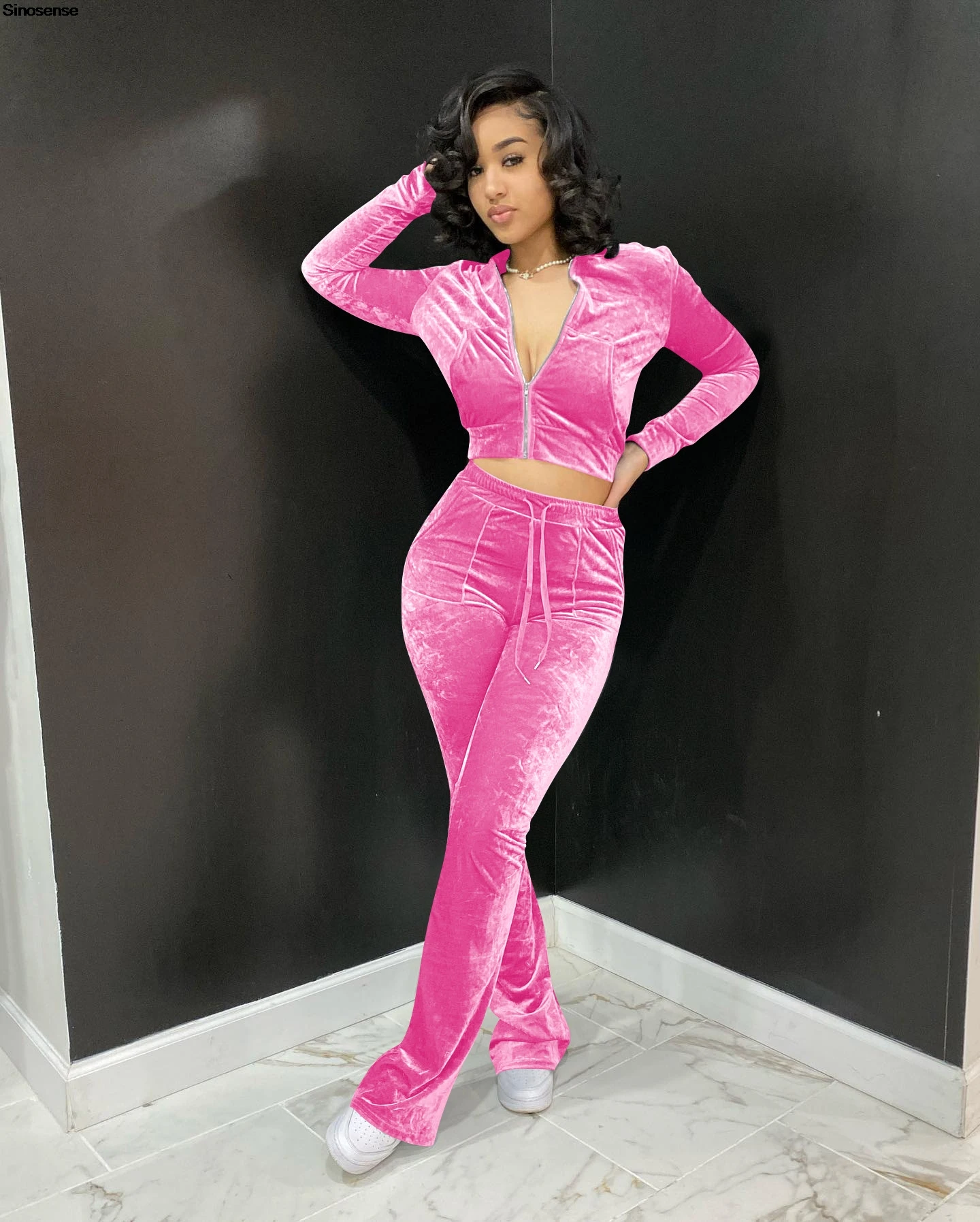 Женский спортивный костюм из двух предметов