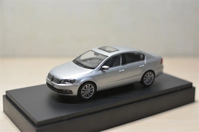 Фото Металлическая модель автомобиля Schuco 1:43 VW Passat B7 Limousine №1