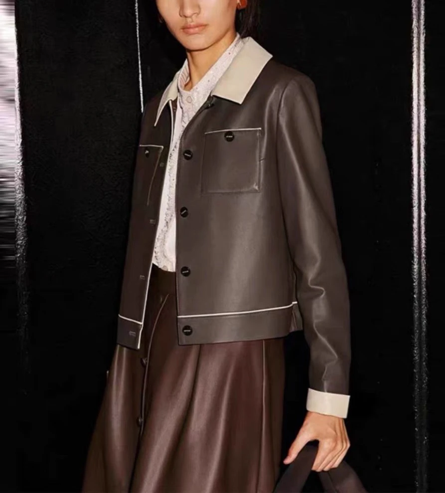 Осеннее изящное короткое кожаное пальто из овчины контрастного цвета с кораблем