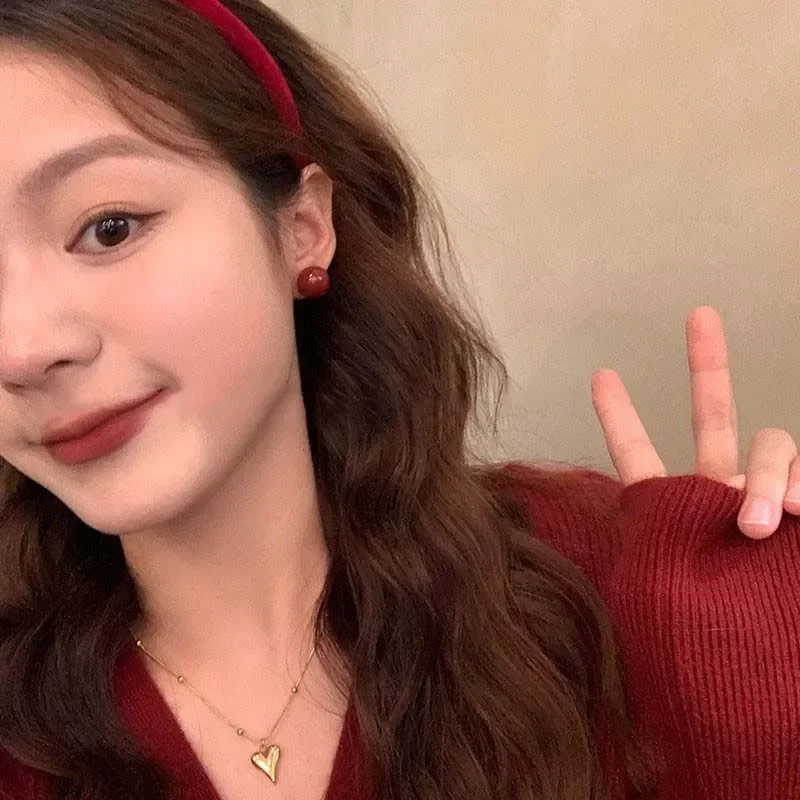 Корейские круглые серьги-гвоздики с красным жемчугом