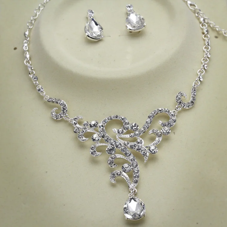 

Комплект из колье и серёг, с кристаллами