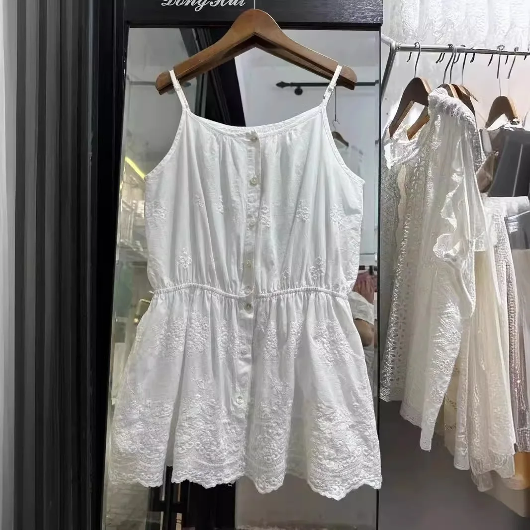 Женский жилет на пуговицах с вышивкой без рукавов