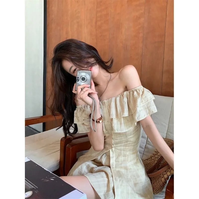 Женский костюм из двух предметов рубашка с вырезом лодочкой и шорты оборками по