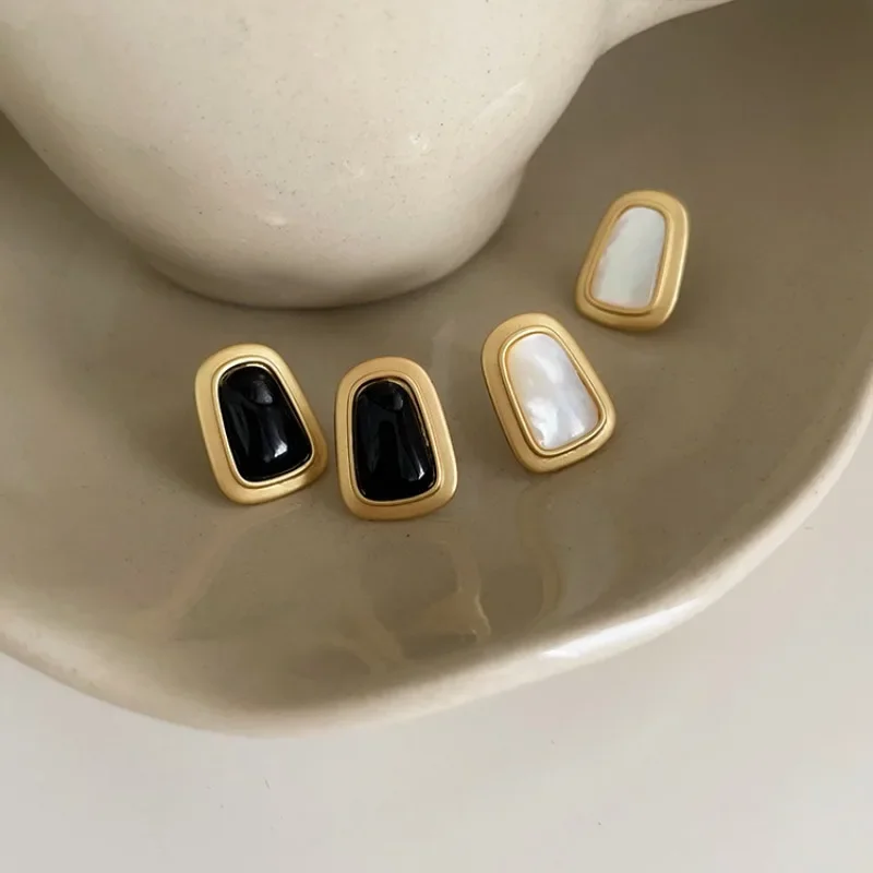 Эмалированные серьги-гвоздики с капающей эмалью