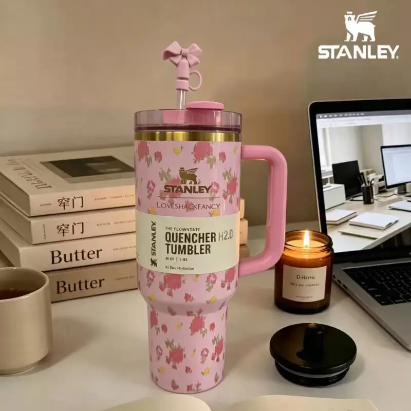 Фото Термокружка Stanley 40oz LoveShackFancy Pink Flower из нержавеющей стали с ручкой и соломинкой, герметичная, для ежедневного использования №4