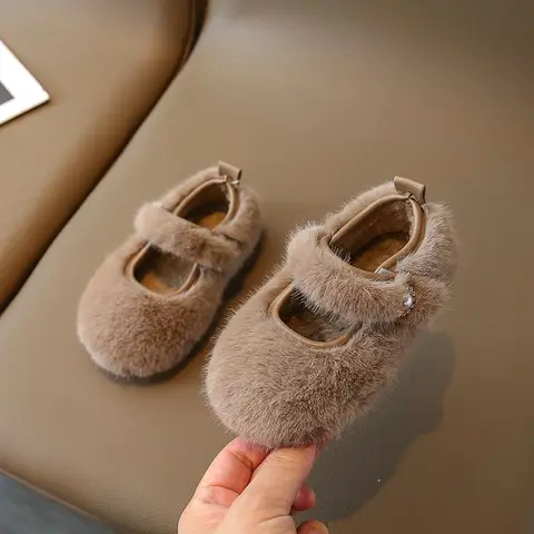 Новинка 2023, осенне-зимняя корейская детская модная пушистая обувь с жемчугом, сохраняющая тепло повседневная обувь для девочек, детская плюшевая обувь на плоской подошве, до щиколотки