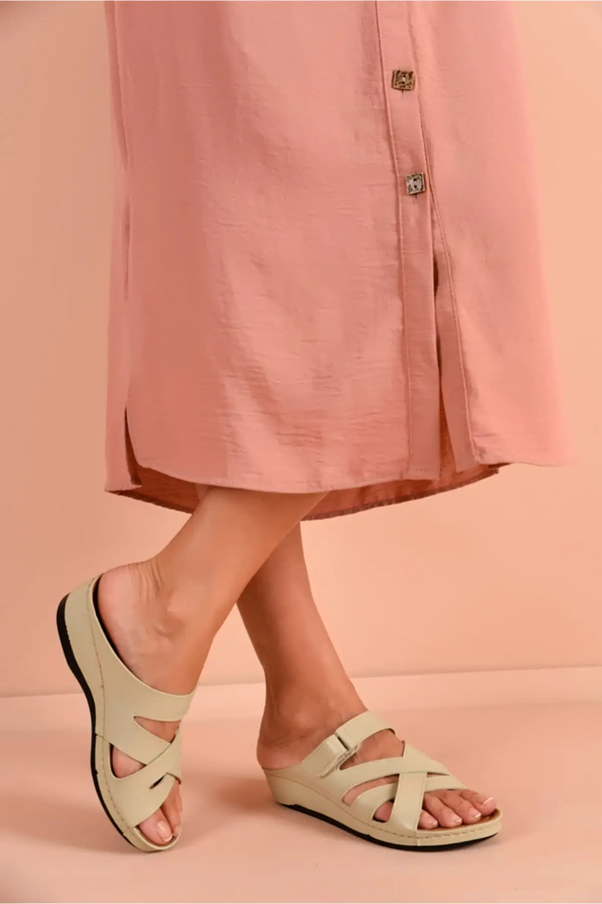 

Women's Beige Slippers 1870