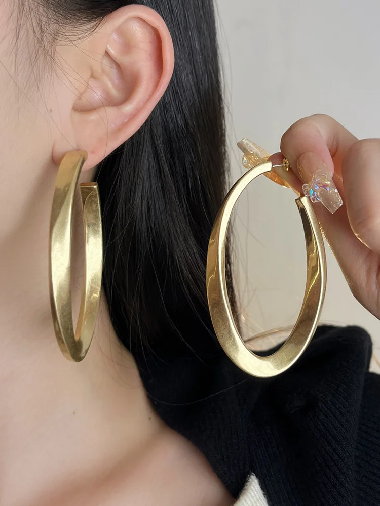 Большие металлические серьги-кольца