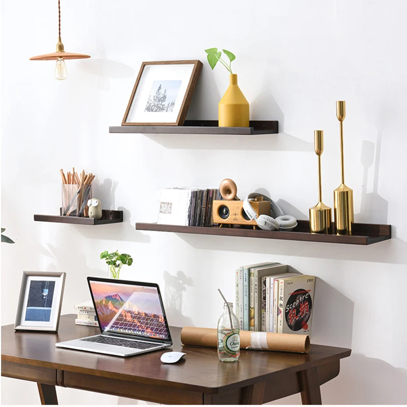 Простые деревянные настенные полки в деревенском стиле для гостиной фона