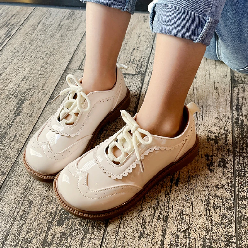 

Кожаные туфли для девочек, повседневные универсальные Нескользящие туфли на плоской подошве, с вырезами, в Корейском стиле, для школы, бежевые, черные