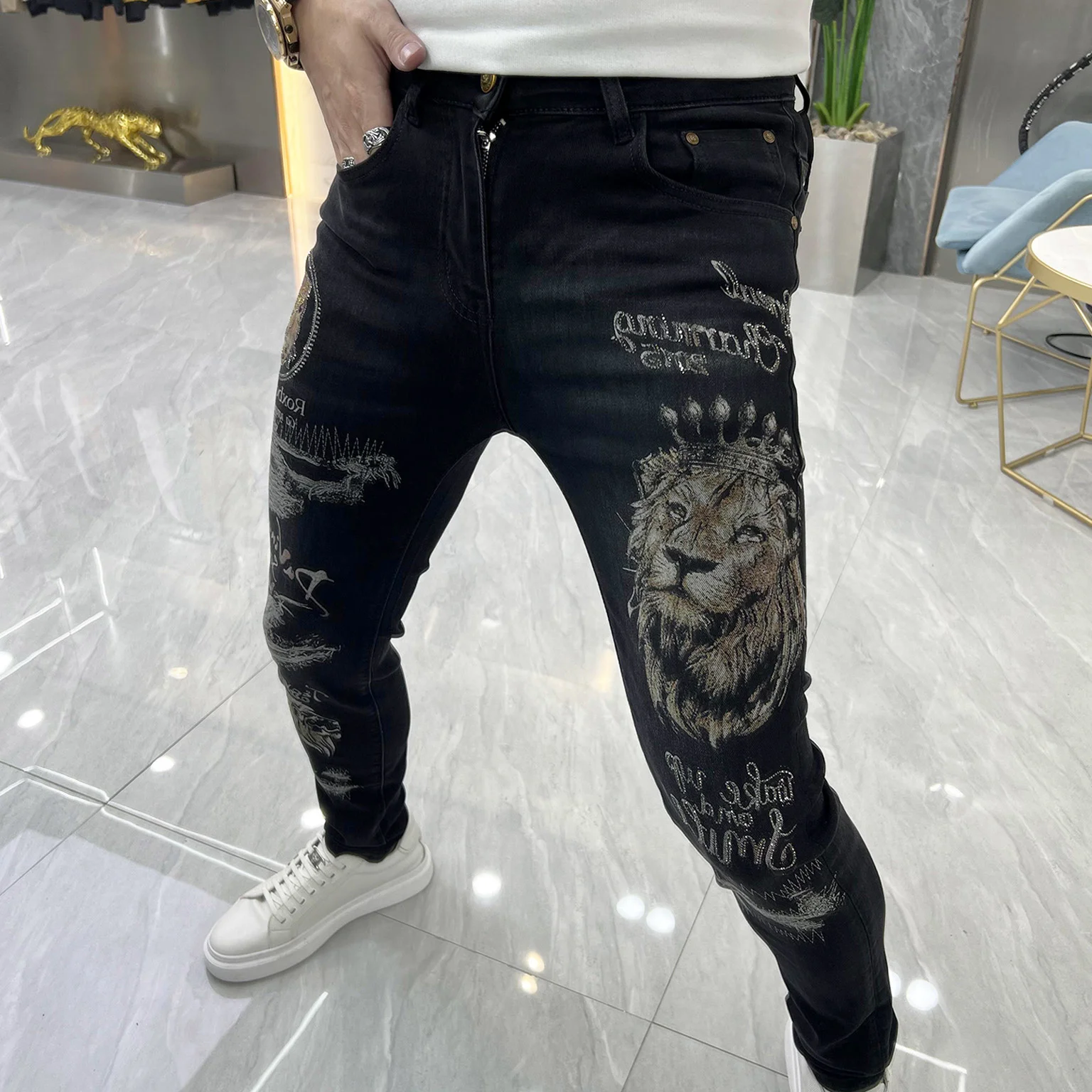 

Hot Drill Jeans Men Fall New Print Legging Slim Fit Fashion Korean High Quality Lion Head Rhinestones Print Pattern Jeans Black
