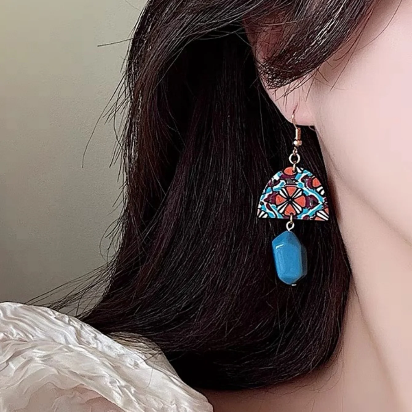 Пара простых синих ретро-сережек в стиле барокко