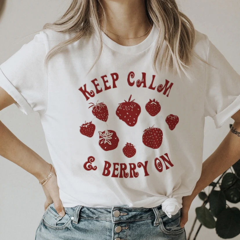 

Женская летняя футболка с коротким рукавом и принтом клубники