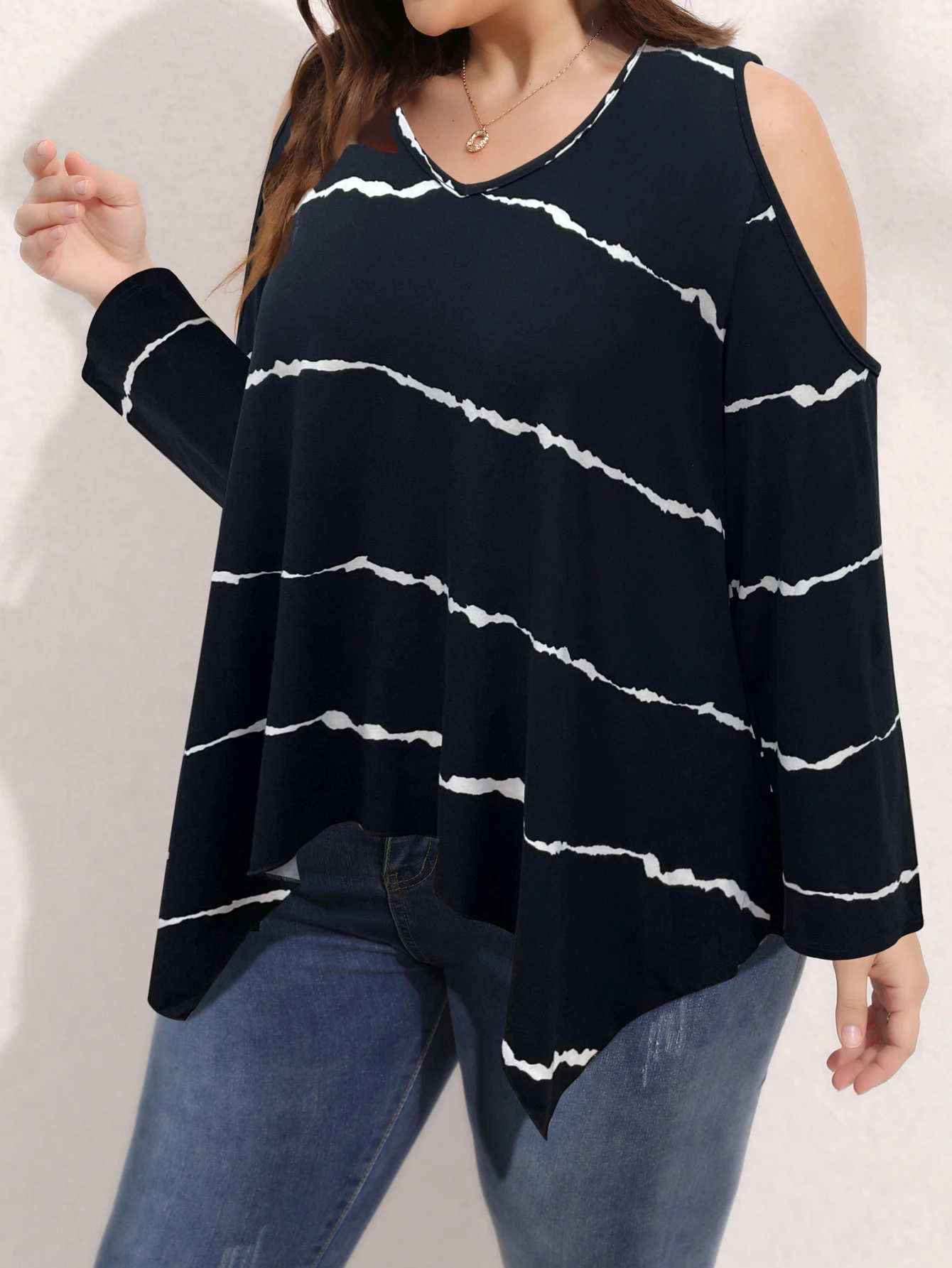 Рисунок 3 - Женская футболка в полоску с V-образным