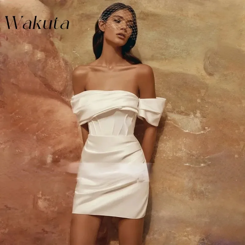 Белое короткое платье с открытыми плечами Wakuta для выпускного вечера Простое