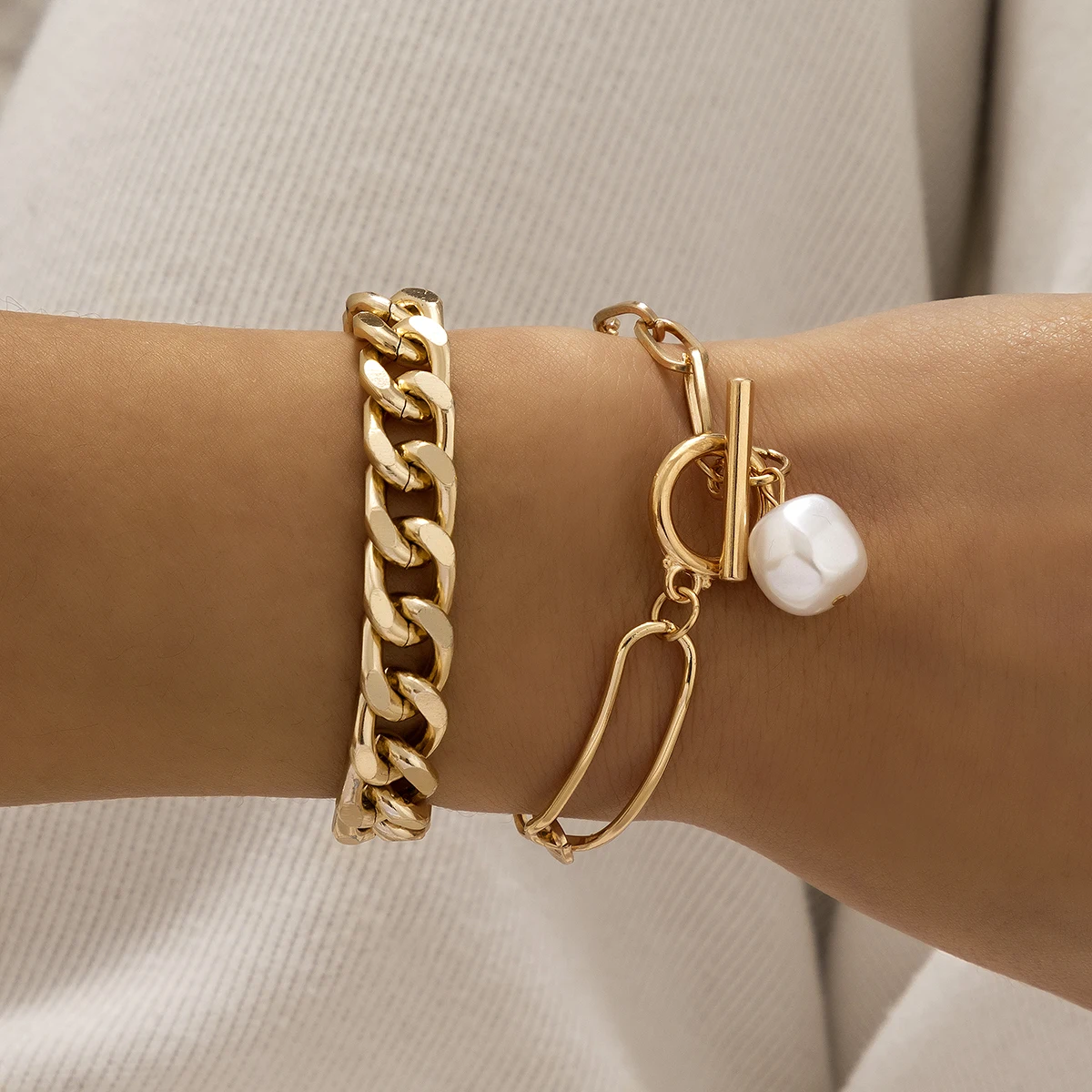 

Vintage Gold Color Pearl Pendant Bracelet For Women Retro Punk Gothic OT Buckle Cuban Chain Bangles Hand Jewelry Accessories New