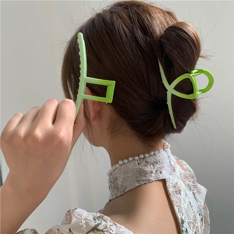 

Elegant Green Geometric Hair Grab Clip Women Korean Personality Fashion Shark Clip Simple Temperament Design Hair Accessories