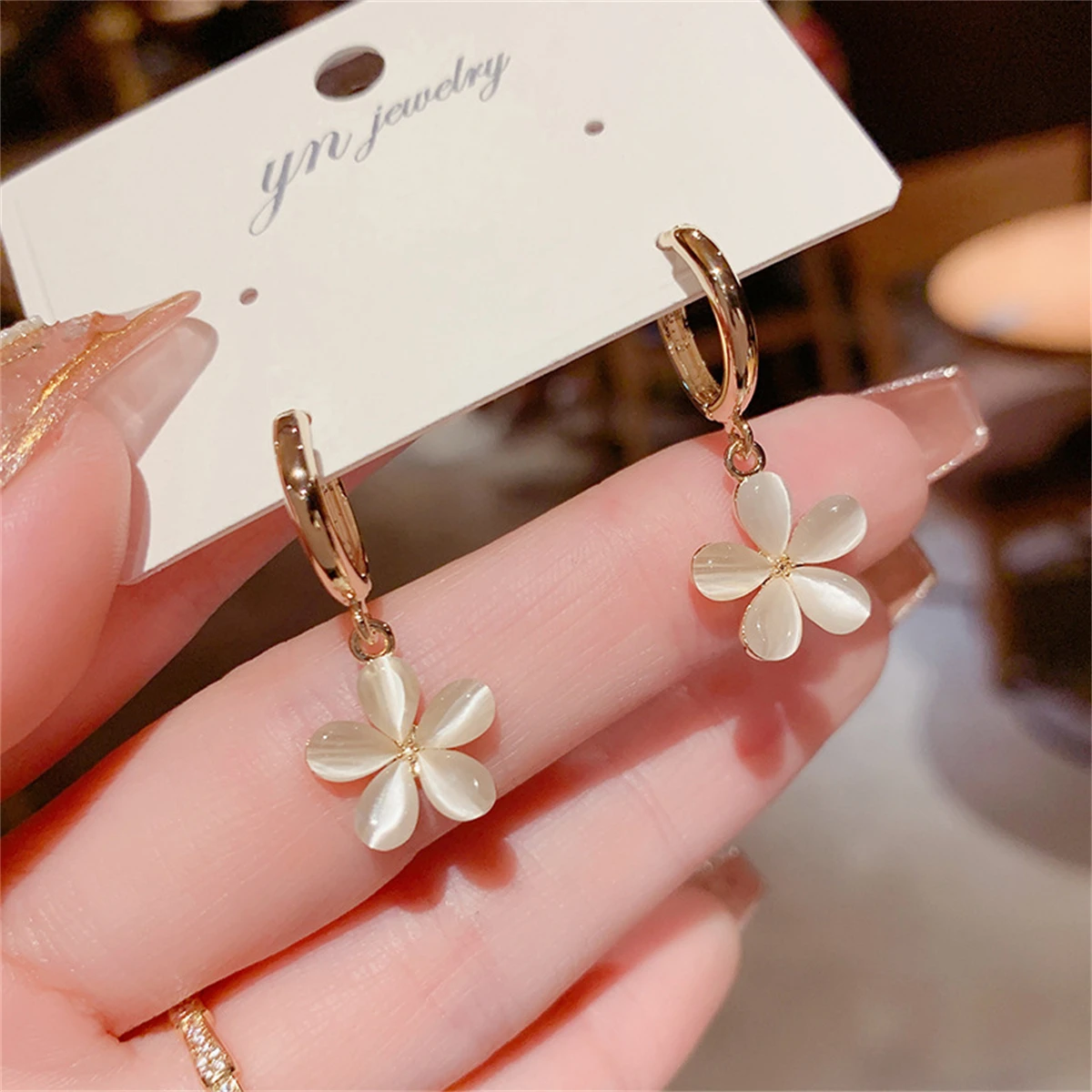 WAKA Элегантные женские серьги-капли с цветочным принтом глянцевым белым