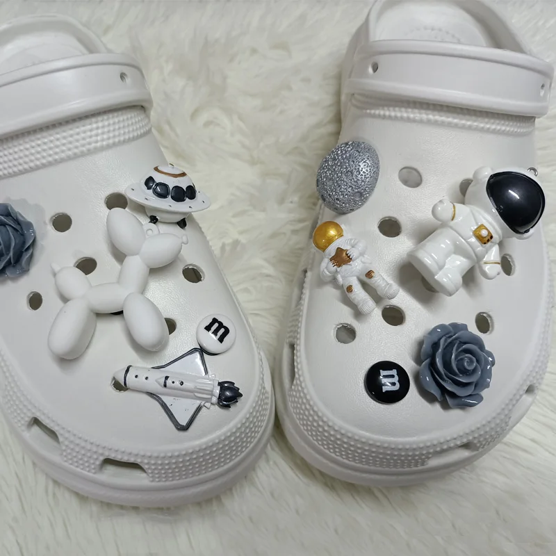

Cute Astronaut Cartoon Croc Accessories Bundle Quality Garden Shoe Buckle Lovely Balloon Dog Croc Charms Designer Fashion DIY