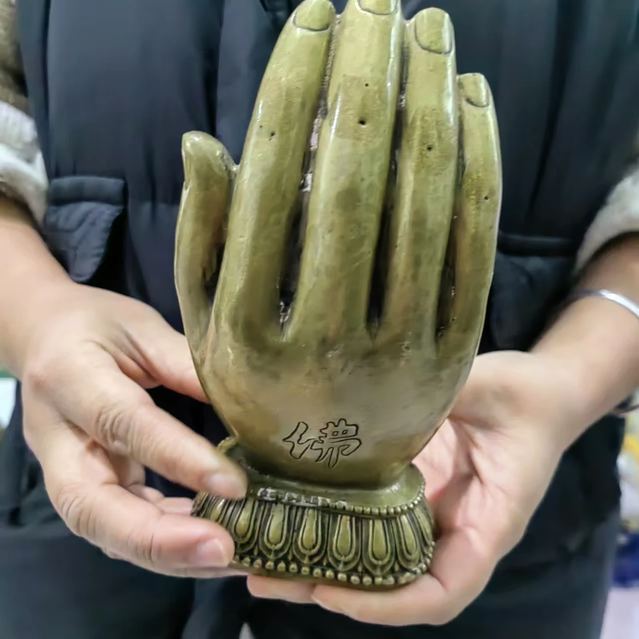 Тибет Медный буддизм Гуань Инь Сидящий в руке старый храм Кван-инь Будда Грязе