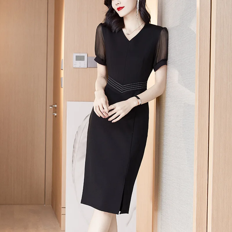Женское платье с V-образным вырезом коротким рукавом и разрезом на подоле
